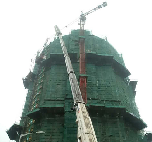汉源吊车在工地上作业